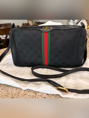 🔥🔥VINTAGE BLACK GUCCI GG
SHERRY LINE SHOULDER
BAG/ CROSSBODY (GUC)🔥🔥